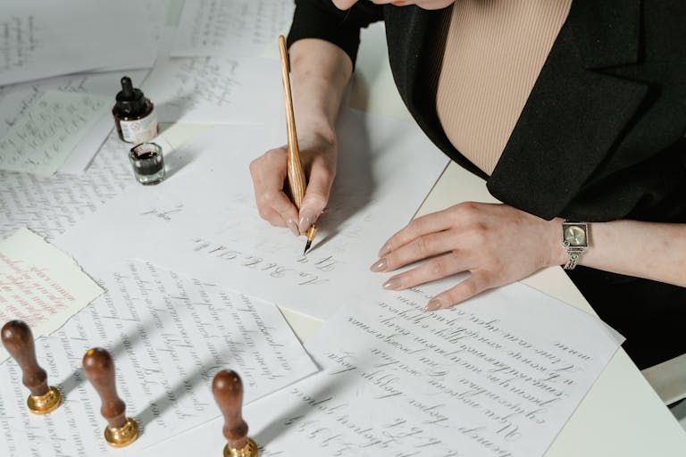 Revisiones y correcciones con mucho arte. Foto de MART  PRODUCTION 